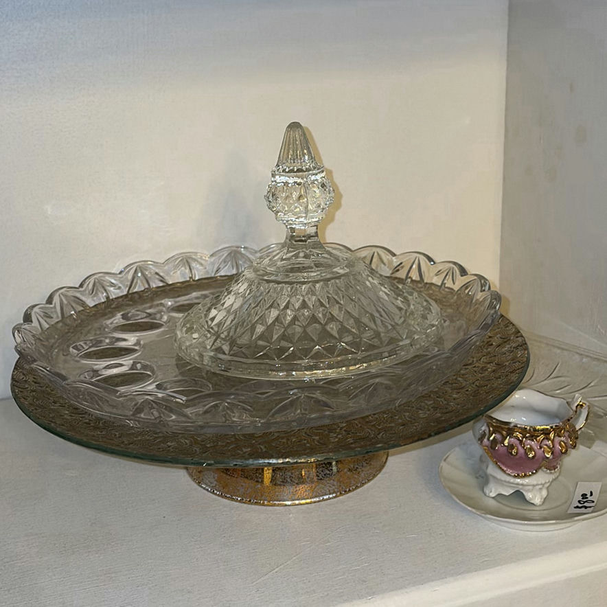 Assorted decorative home items: ornate frames, figurines, and glassware - image 5 of 7