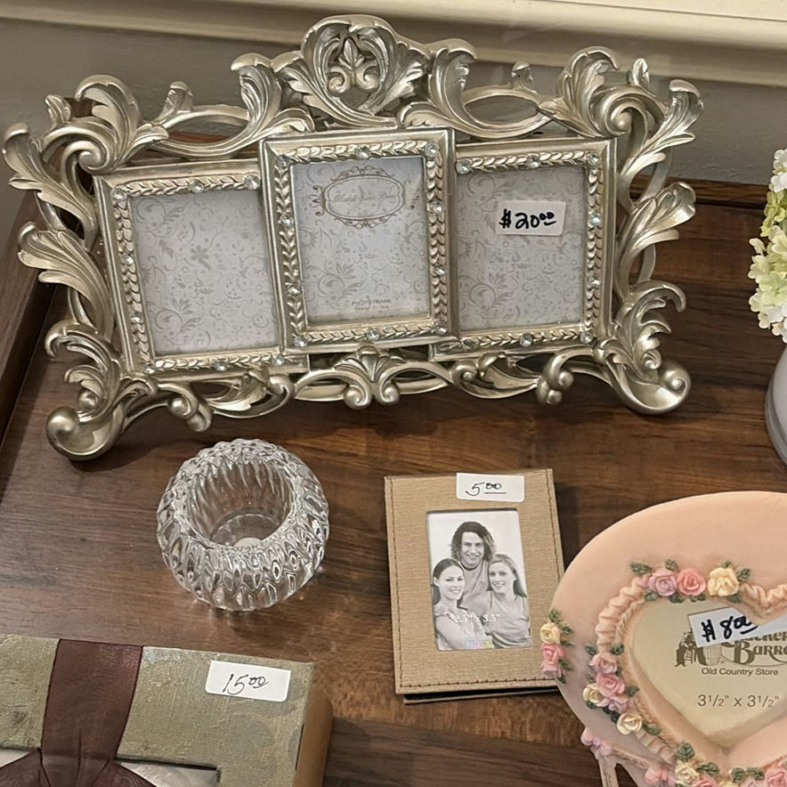 Assorted decorative home items - image 5 of 8