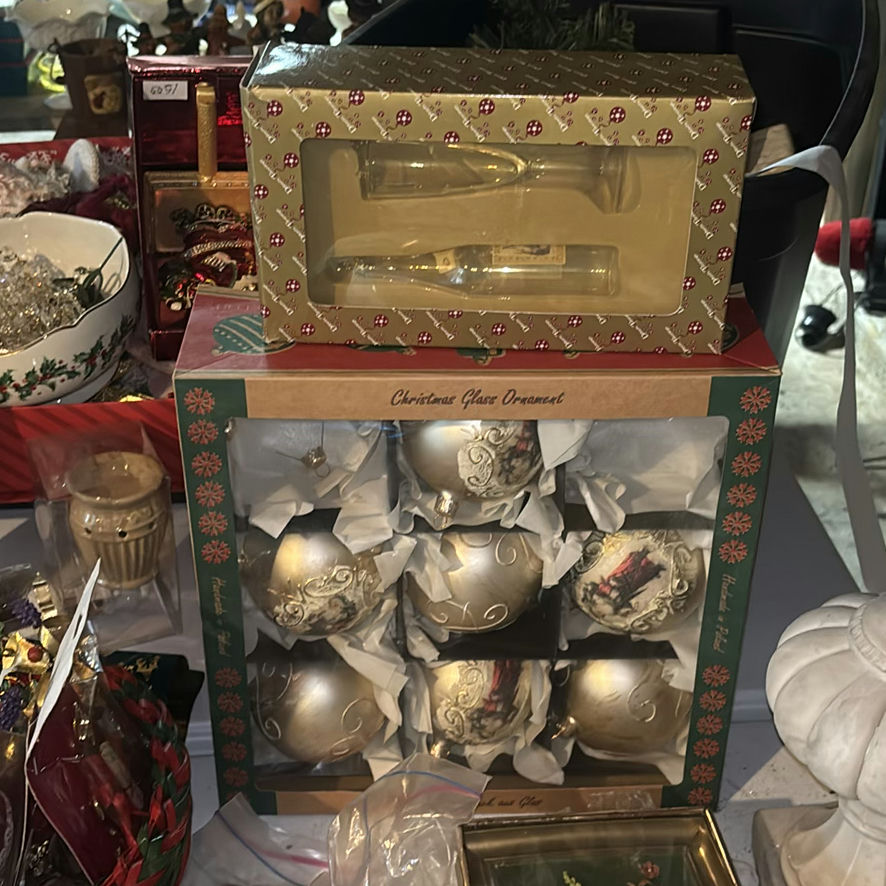 Assorted Christmas and Holiday Decor Items - image 7 of 11