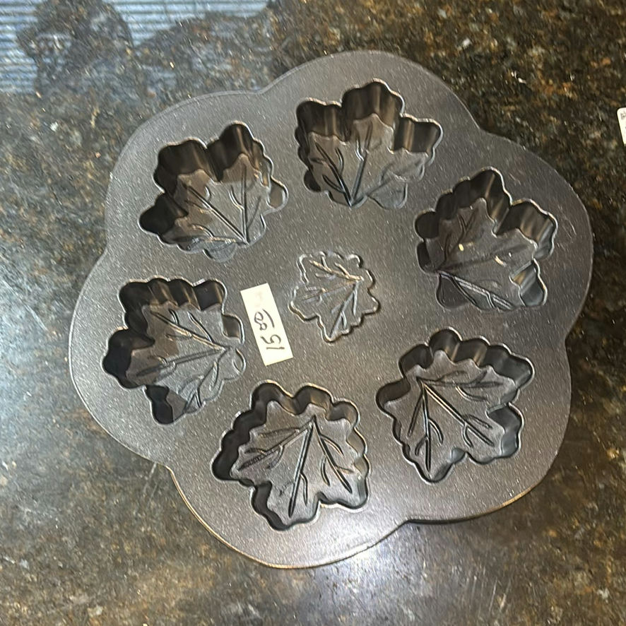 Assorted bakeware and kitchen accessories - image 9 of 16