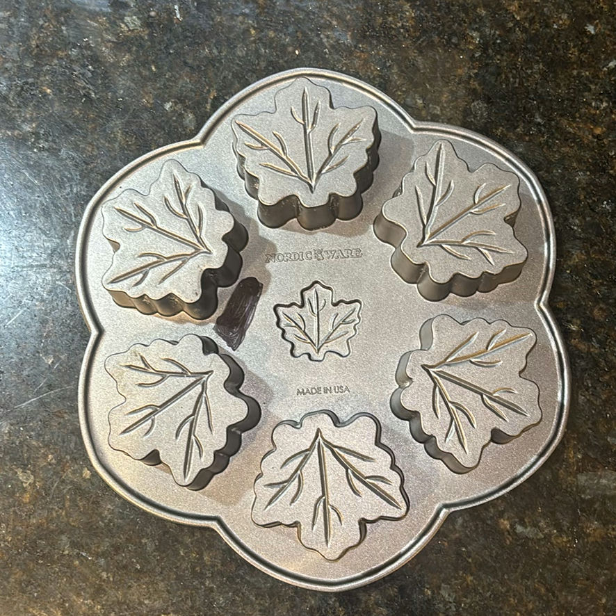 Assorted bakeware and kitchen accessories - image 10 of 16