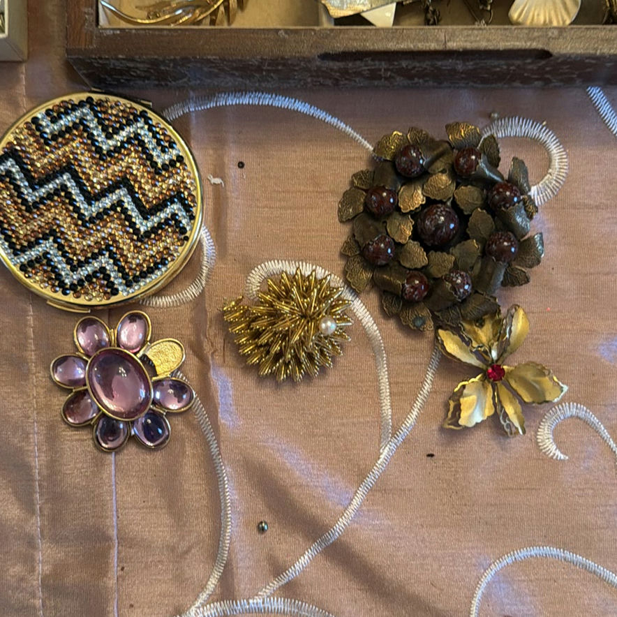 Assorted vintage costume jewelry collection - image 2 of 7