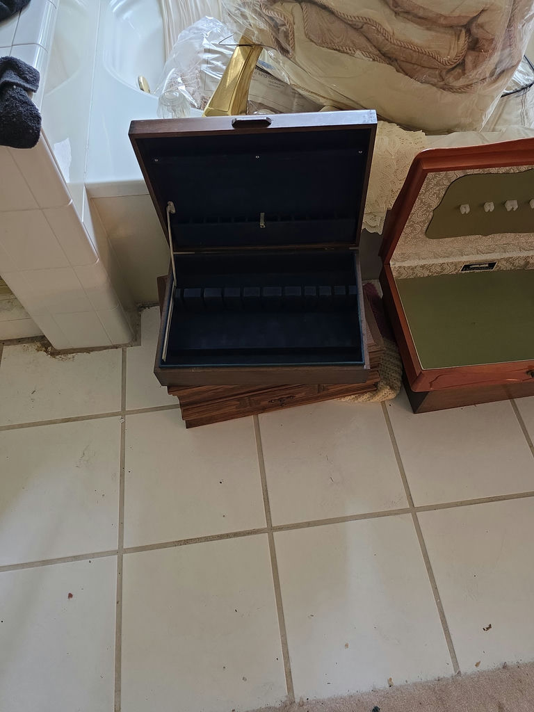Bedding, Sheets And Jewelry Boxes - image 19 of 20