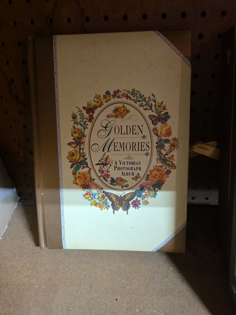 Assorted Christmas-themed decor and vintage photo albums - image 15 of 19