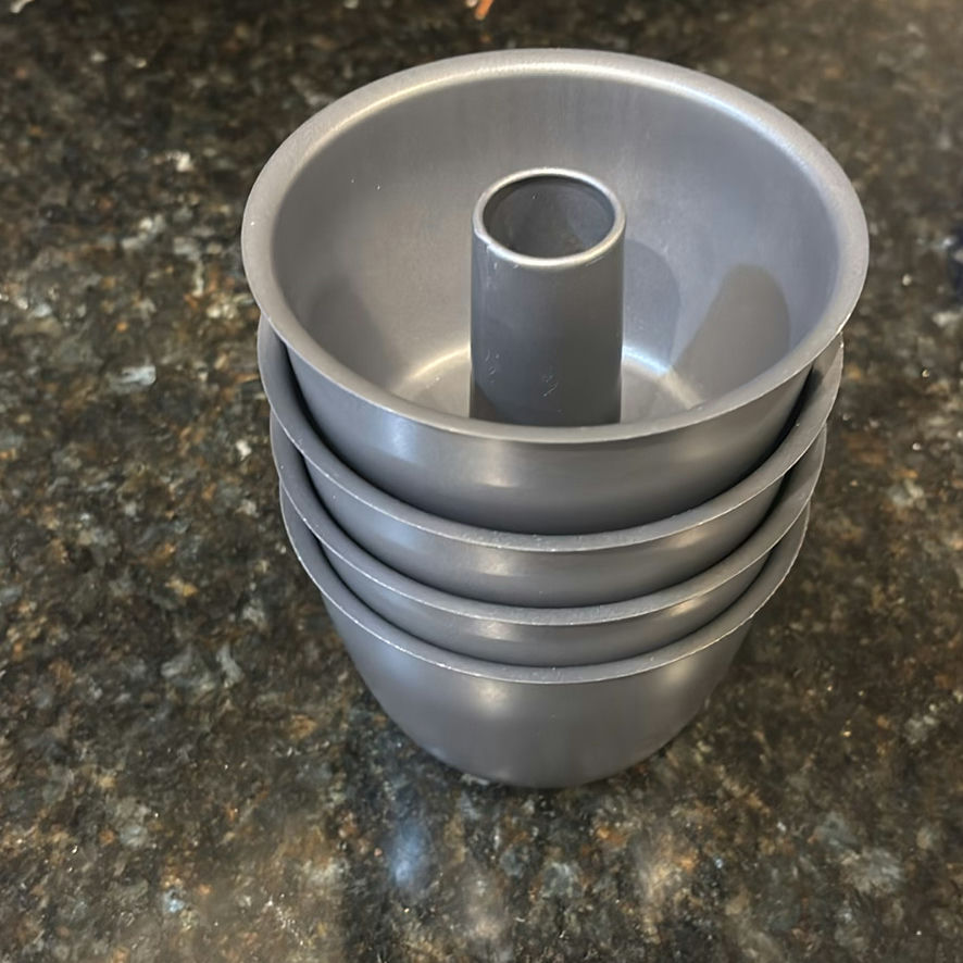 Assorted bakeware and kitchen accessories - image 3 of 16