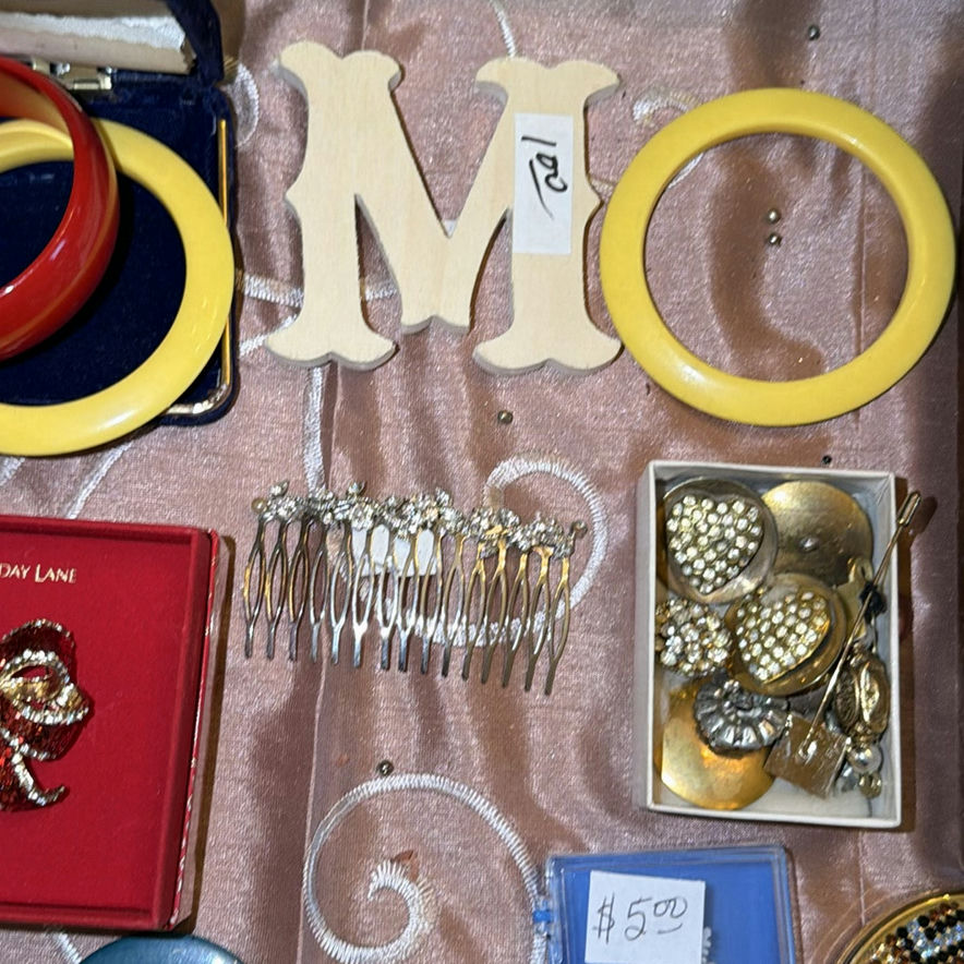 Assorted vintage costume jewelry collection - image 4 of 7