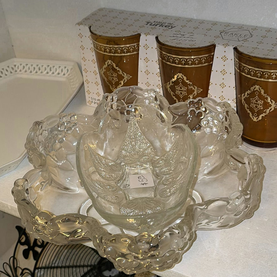 Glassware, trays, and decorative serving pieces - image 3 of 5