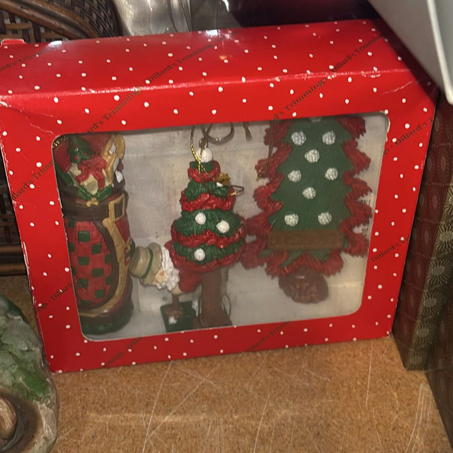 Assorted Christmas Decor and Accessories - image 9 of 17