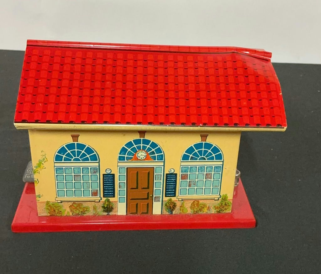 Vintage Lionel Electric Train Set with Tracks and Accessories - image 8 of 18