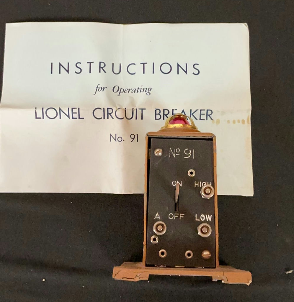 Vintage Lionel Electric Train Set with Tracks and Accessories - image 4 of 18