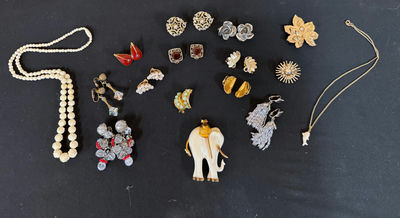 Vintage Costume Jewelry Lot - Image 1 of 9