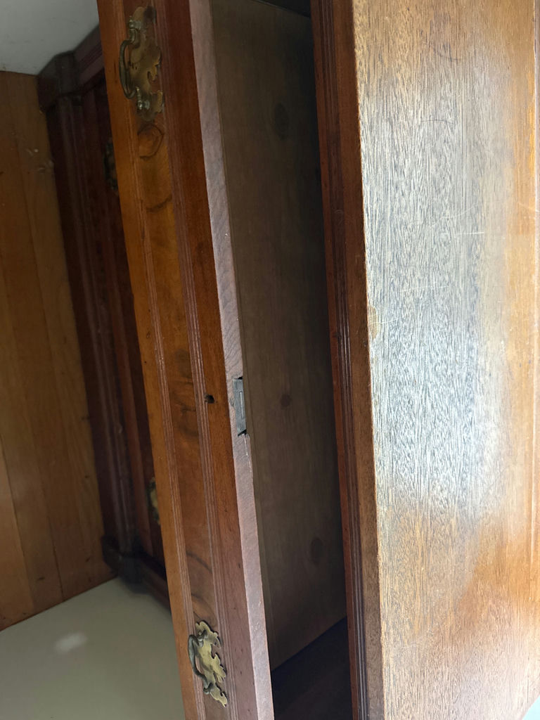 Four-drawer wooden dresser - image 3 of 3