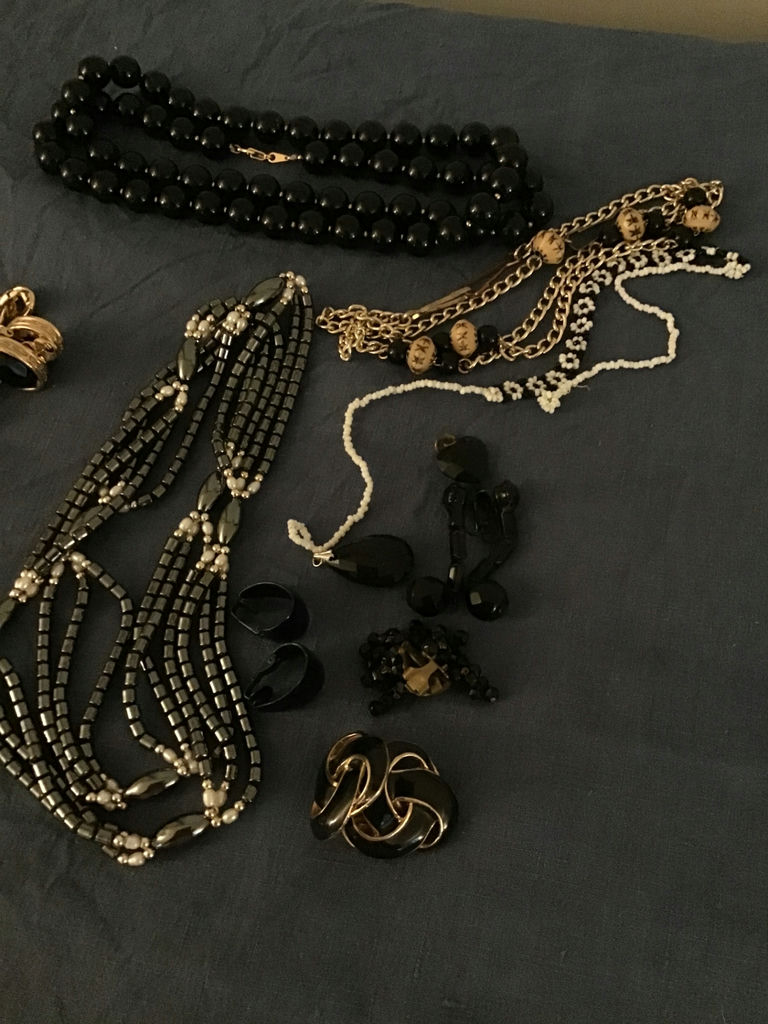 Assorted black and gold jewelry set (necklaces, earrings, rings, bracelets) - image 3 of 3