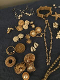 Assorted gold-tone and ‘pearl ‘jewelry collection - thumbnail 2 of 3