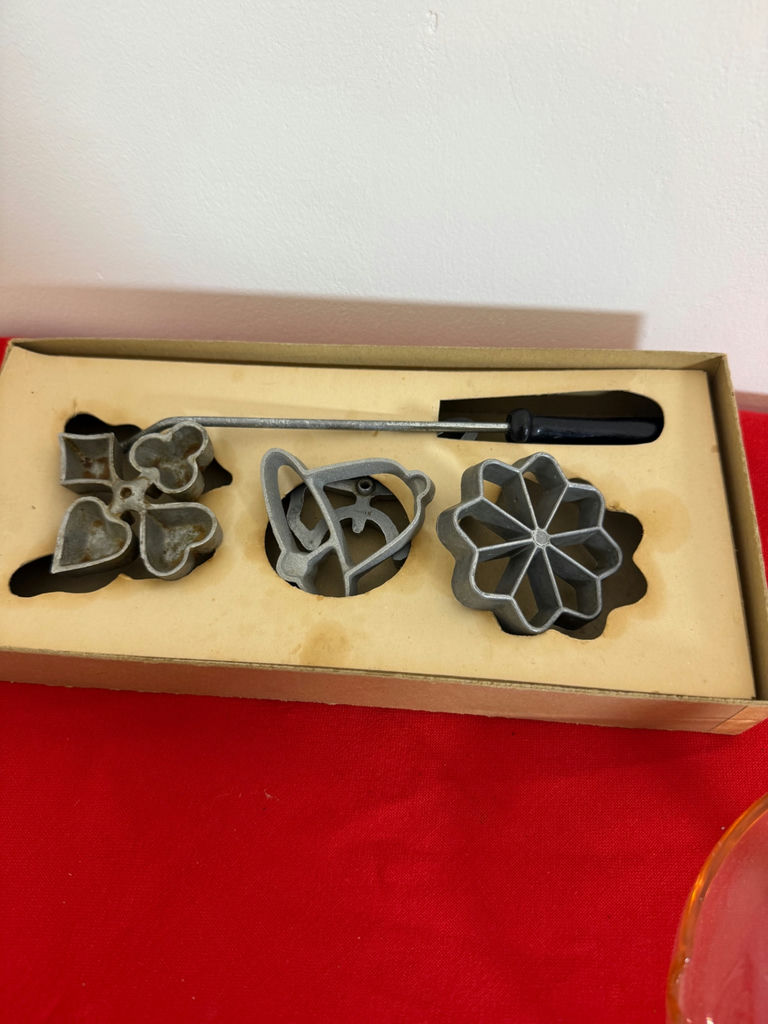 Handi Hostess Kit Waffle and Pastry Molds with Glass Lid - image 3 of 4