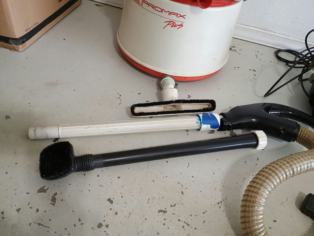 Vacuum cleaners with hoses and attachments - image 4 of 4