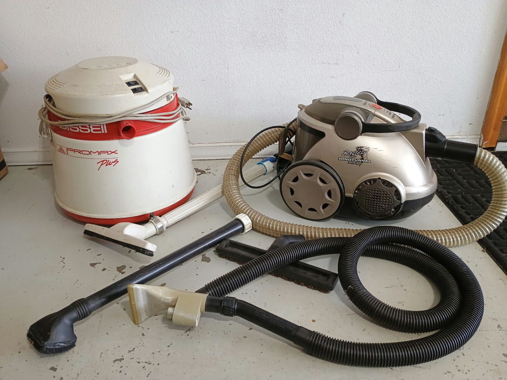 Vacuum cleaners with hoses and attachments - image 1 of 4