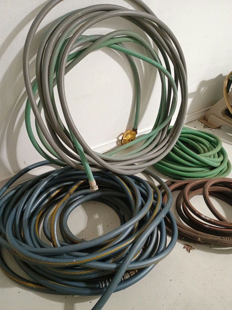 Assorted garden hoses and hose reel - image 3 of 4