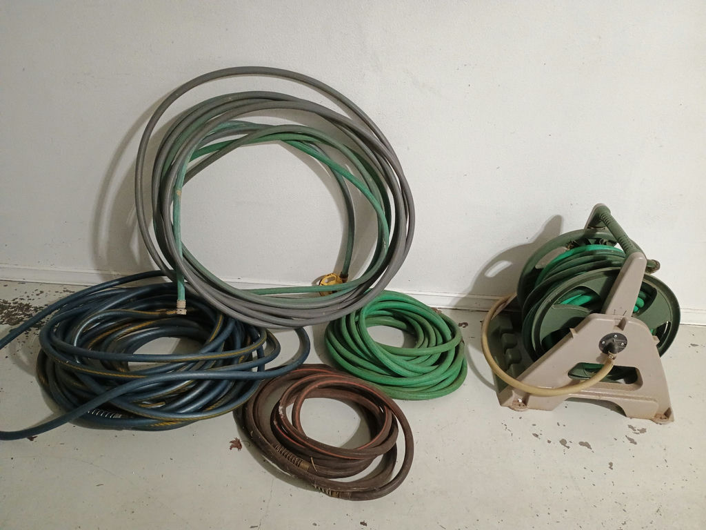 Assorted garden hoses and hose reel - image 1 of 4