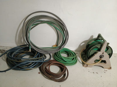 Assorted garden hoses and hose reel - Image 1 of 4