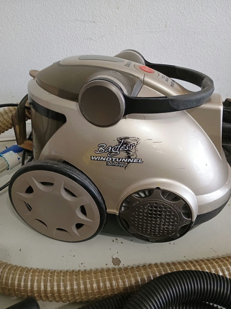 Vacuum cleaners with hoses and attachments - image 3 of 4