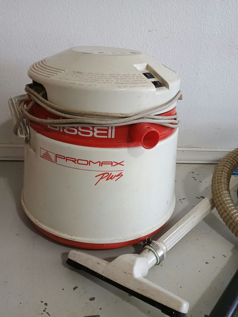 Vacuum cleaners with hoses and attachments - image 2 of 4