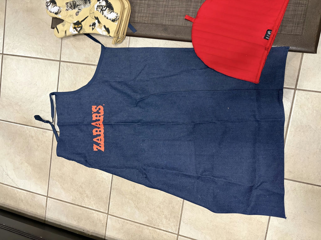 Maple Leaf Ad Products, Oven Mitts, Apron - image 10 of 12