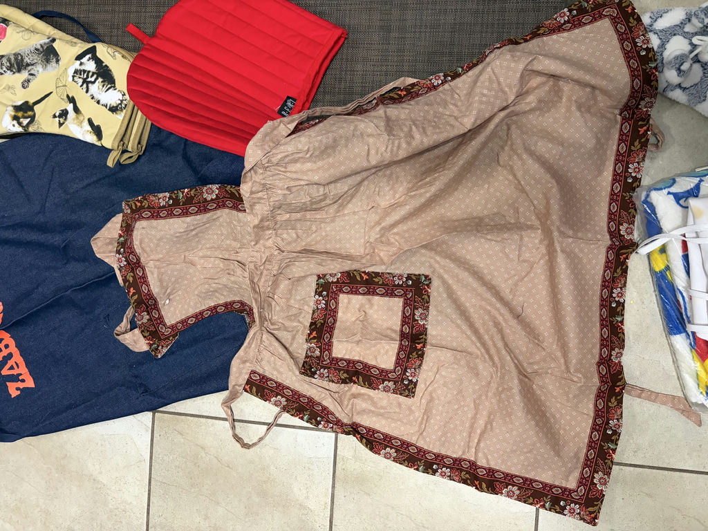 Maple Leaf Ad Products, Oven Mitts, Apron - image 9 of 12