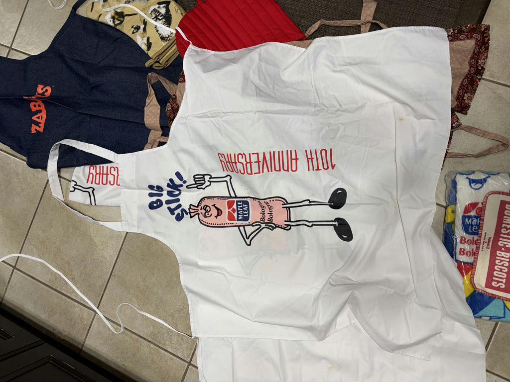 Maple Leaf Ad Products, Oven Mitts, Apron - image 7 of 12