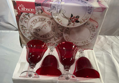 Last Of The Gibson Fine China Christmas Service For 4 With Red Wine Goblets - Image 1 of 3