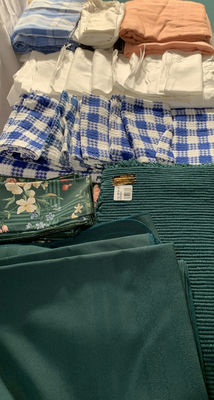 Tablecloths, Napkins And Placemats - Image 1 of 7