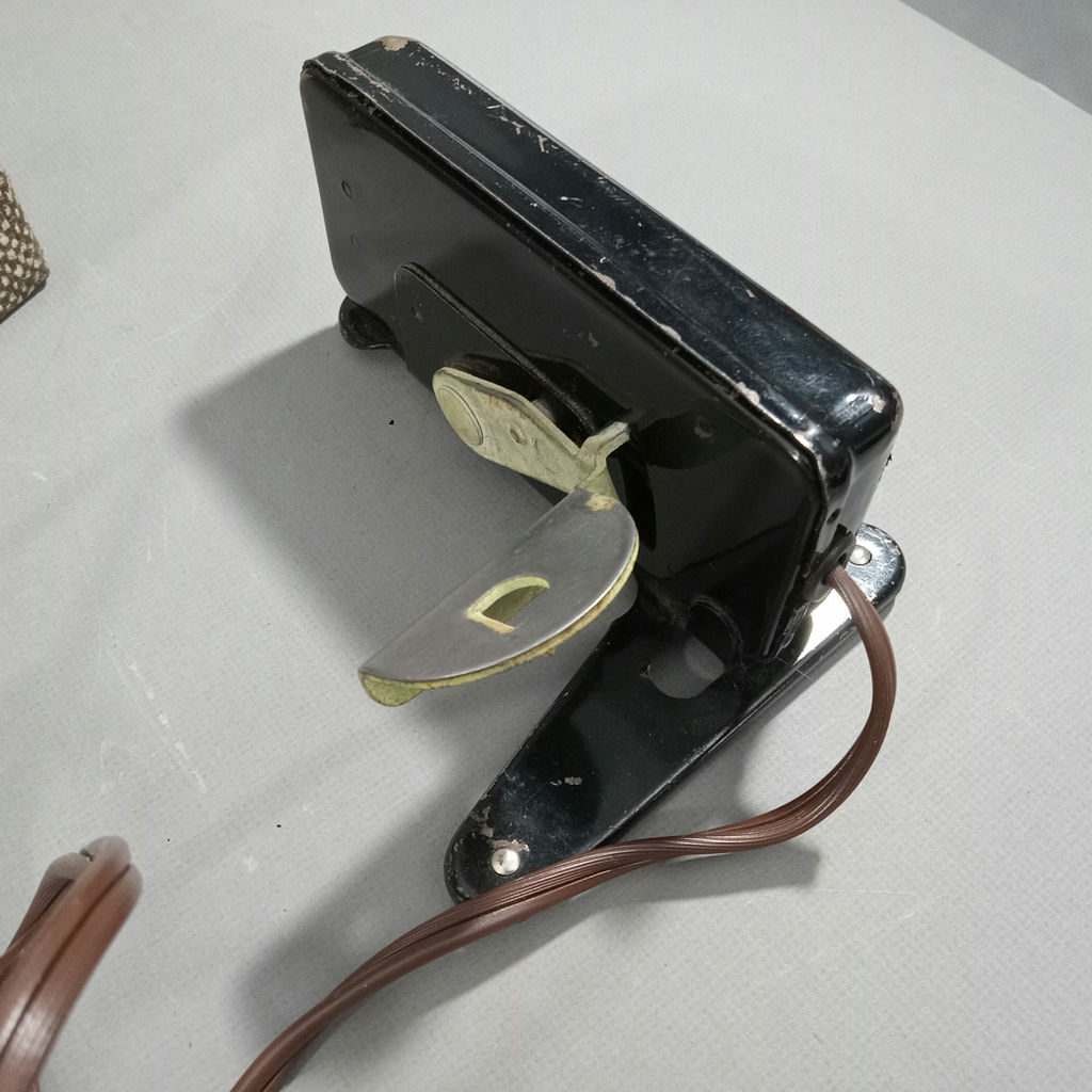 Antique Singer Sewing Machine - image 13 of 15