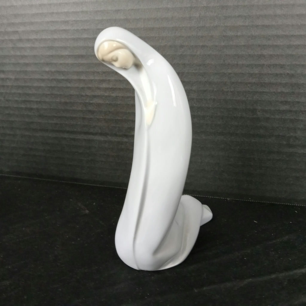 Lladro Nativity Figurines - image 5 of 12
