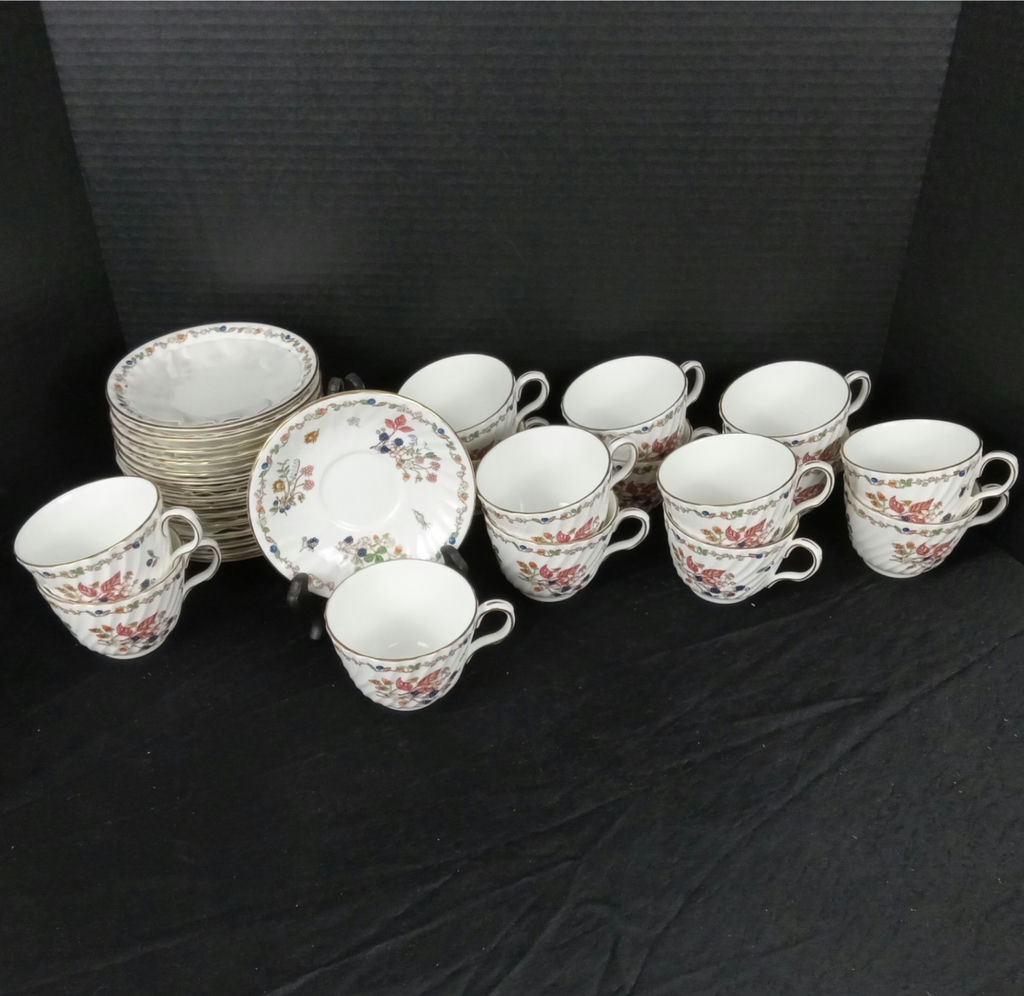 Aynsley China Somerset Blackberry Teacups / Saucers - image 1 of 6