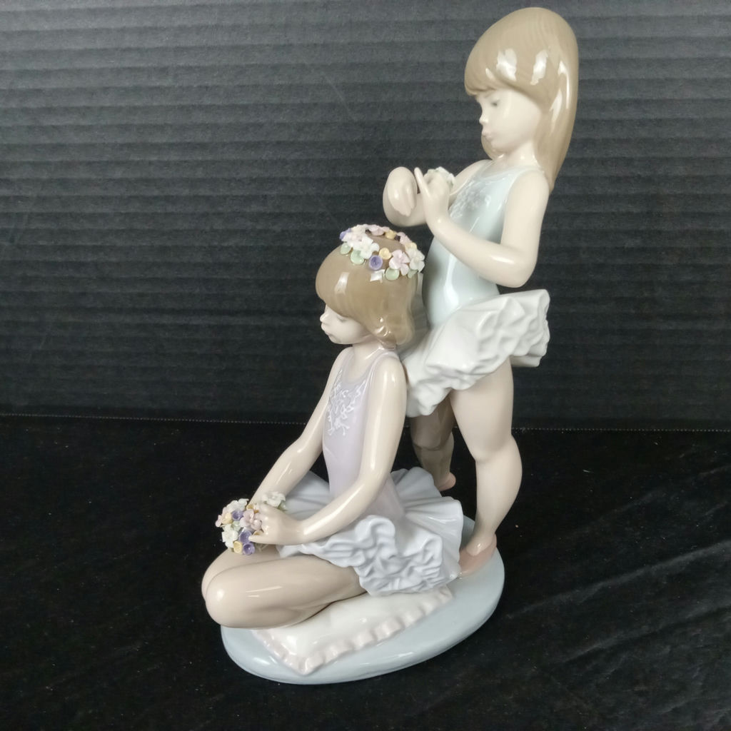 Lladro Ballet Dancers w/Flowers Figurine - image 3 of 6