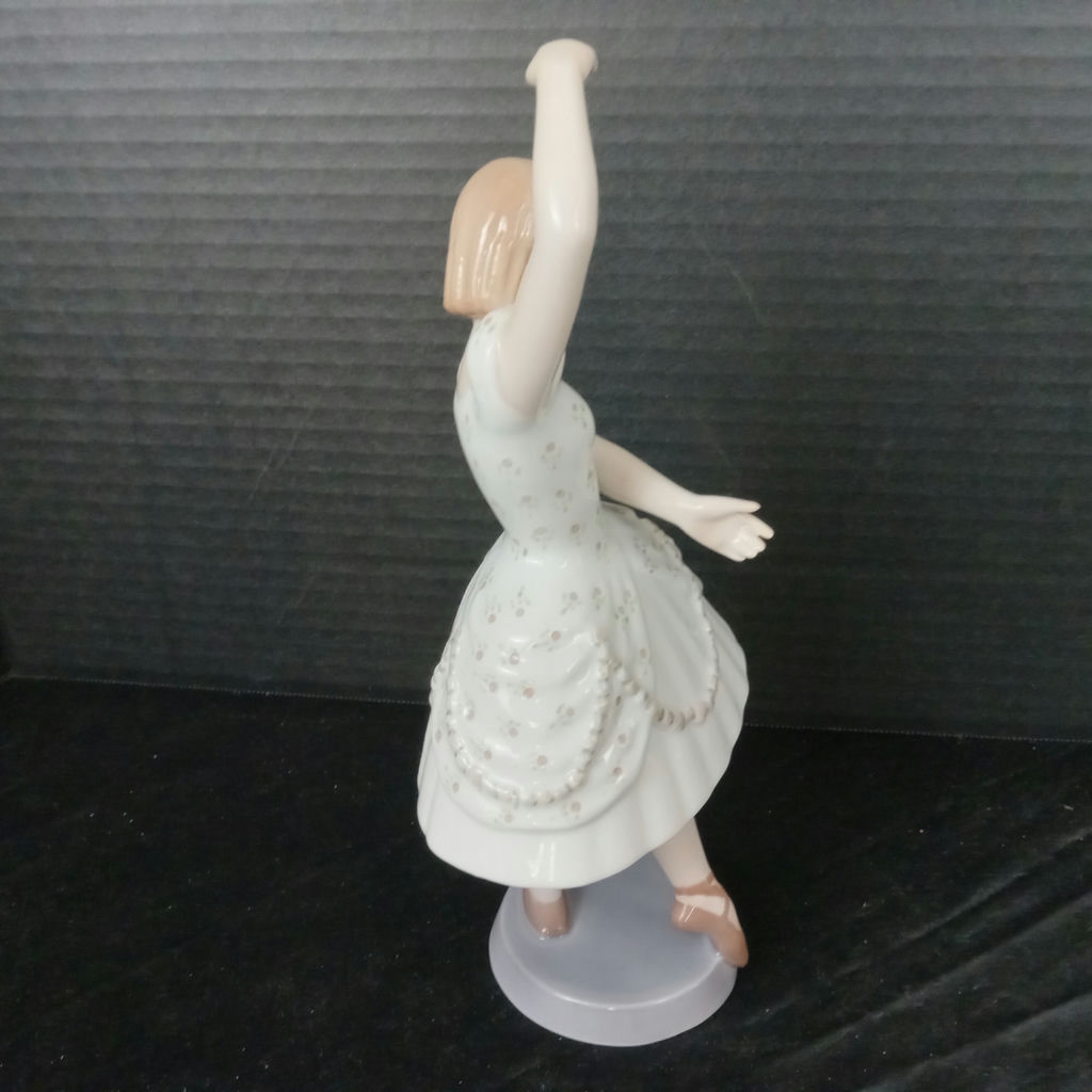 Vintage B & G Figurines - image 7 of 9