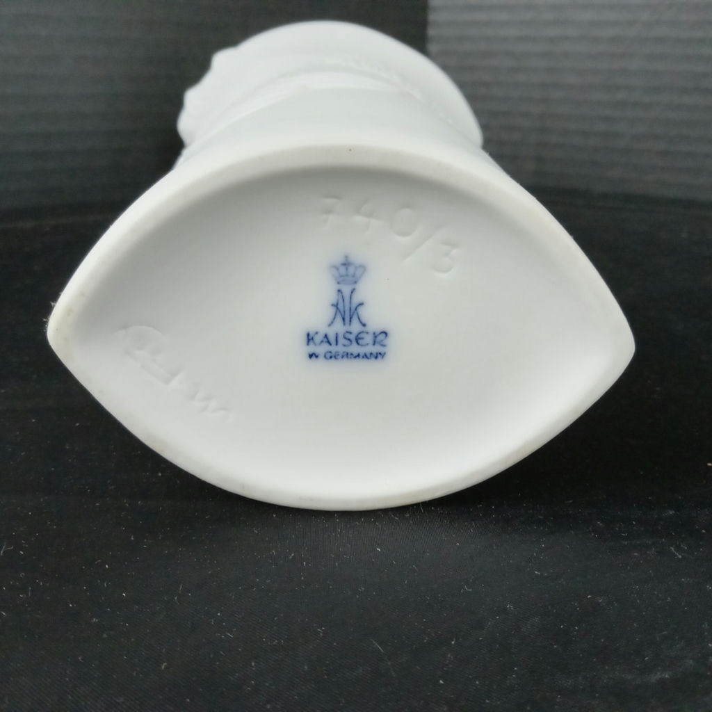Kaiser Porzellan Bisque Vases - image 10 of 12