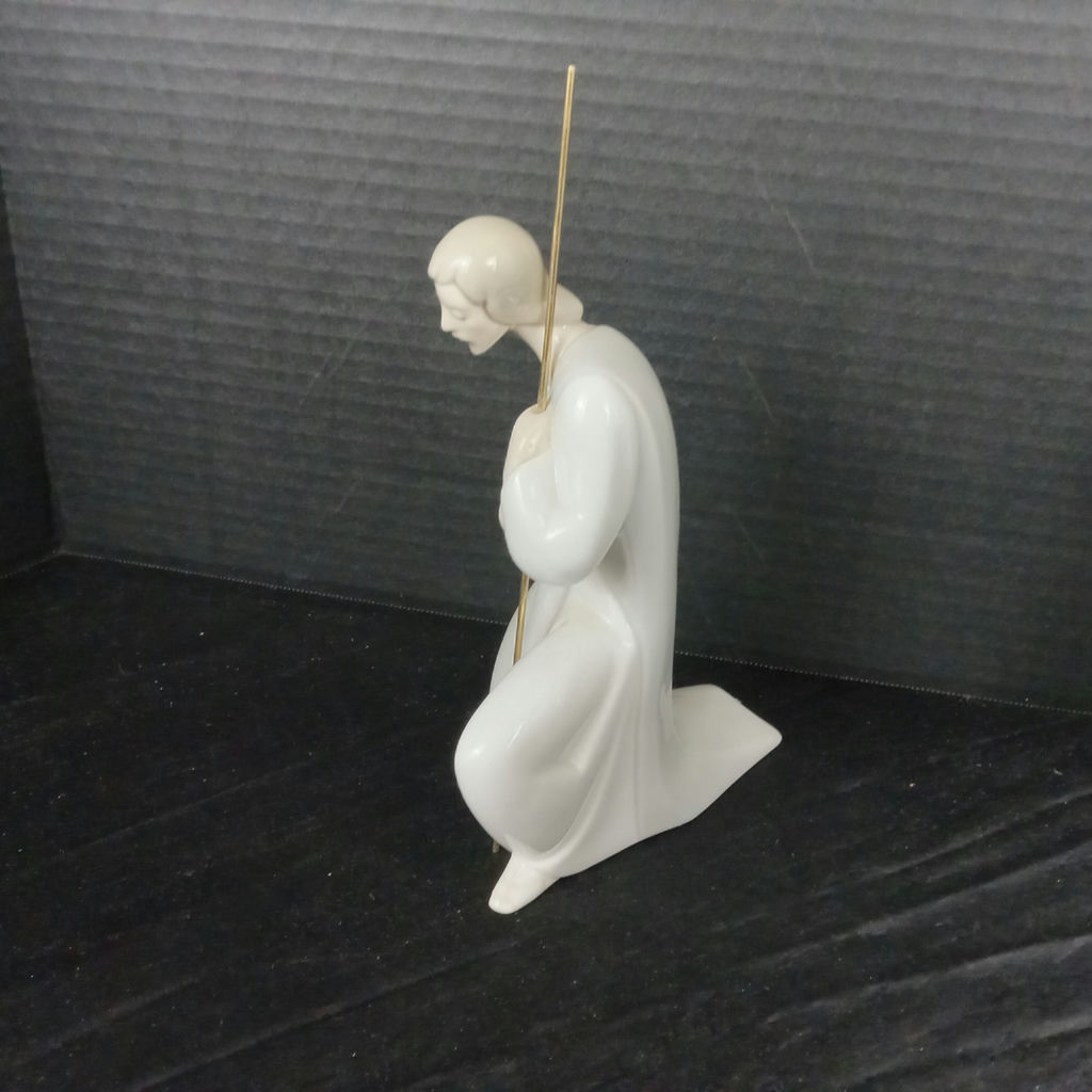 Lladro Nativity Figurines - image 11 of 12