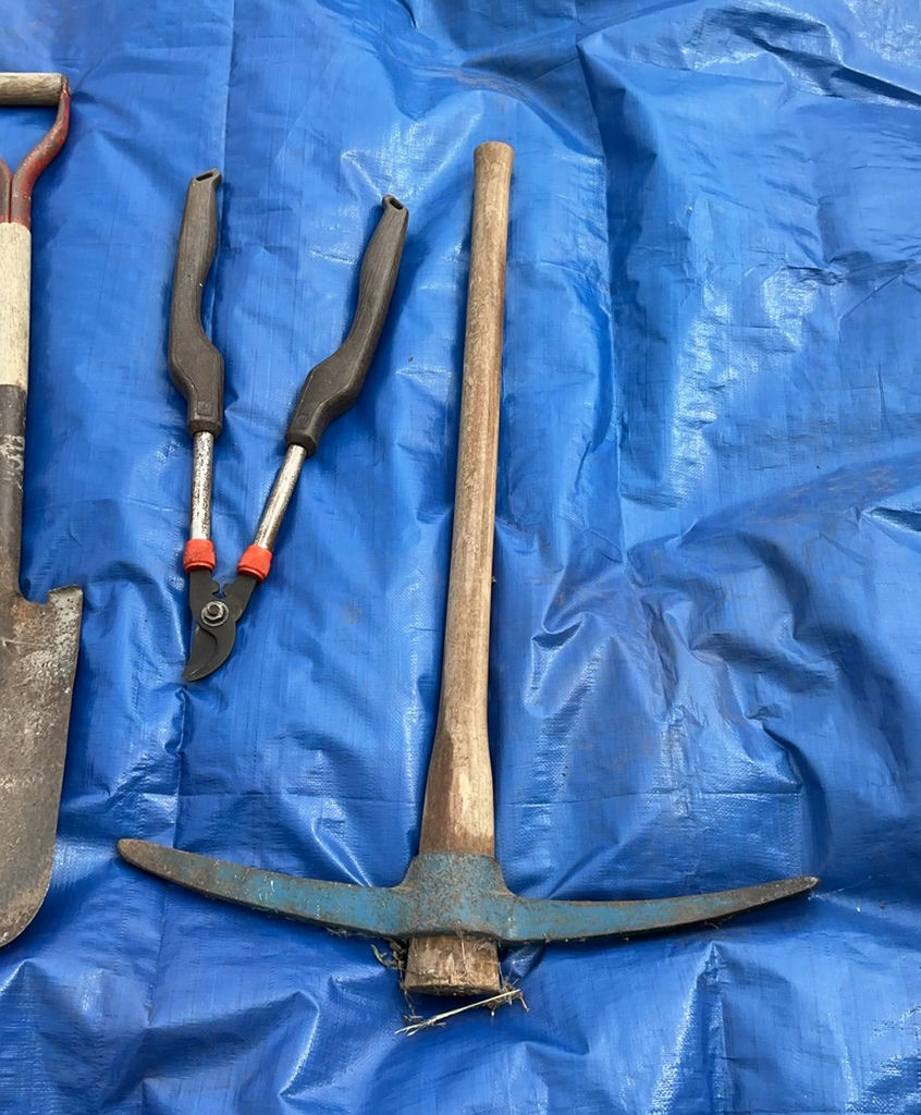 Assorted yard and garden tools - image 4 of 4
