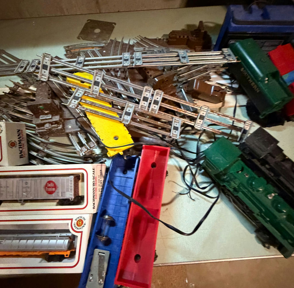 Vintage Lionel and Bachmann Trains - image 4 of 7