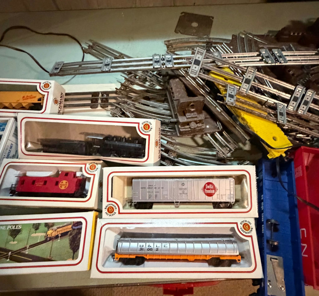 Vintage Lionel and Bachmann Trains - image 3 of 7