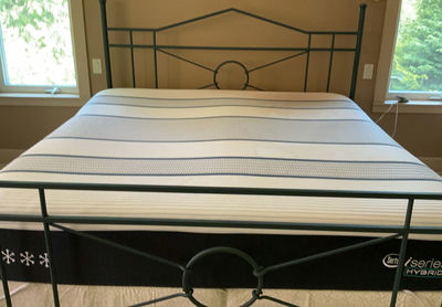 King Size Bed, Metal Frame, Serta Mattress - Image 1 of 10