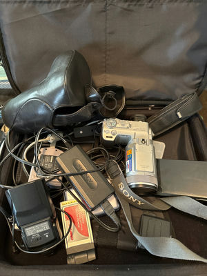 Sony DSC-F717 digital camera and accessories - Image 1 of 4