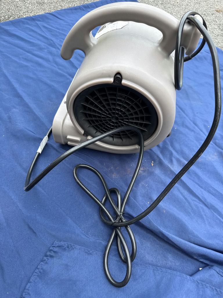 Portable electric blower with built-in outlets - image 2 of 3