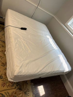 Bed with remote control - Image 1 of 4