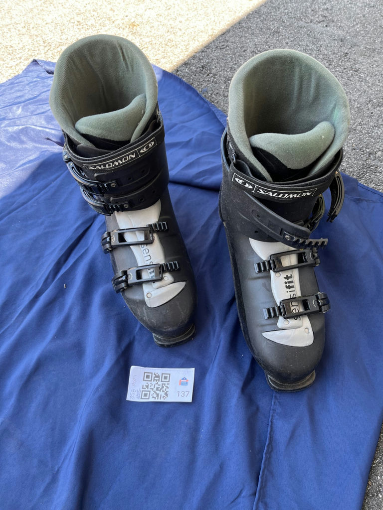 Pair of Salomon ski boots size 358mm - image 3 of 3