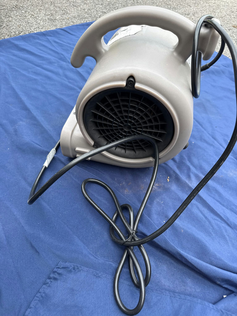 Portable electric blower with built-in outlets - image 1 of 3
