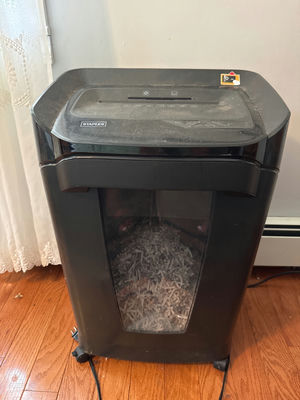 Staples Paper Shredder - Image 1 of 2