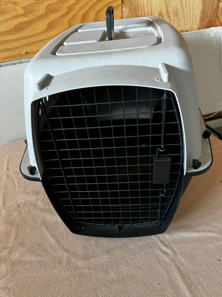 Plastic pet carrier with metal grille door - image 2 of 4