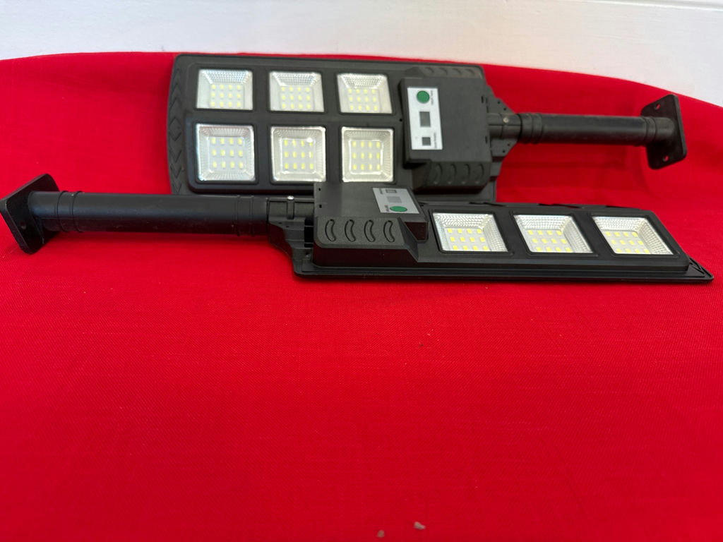 Dual-panel LED flood light - image 2 of 3